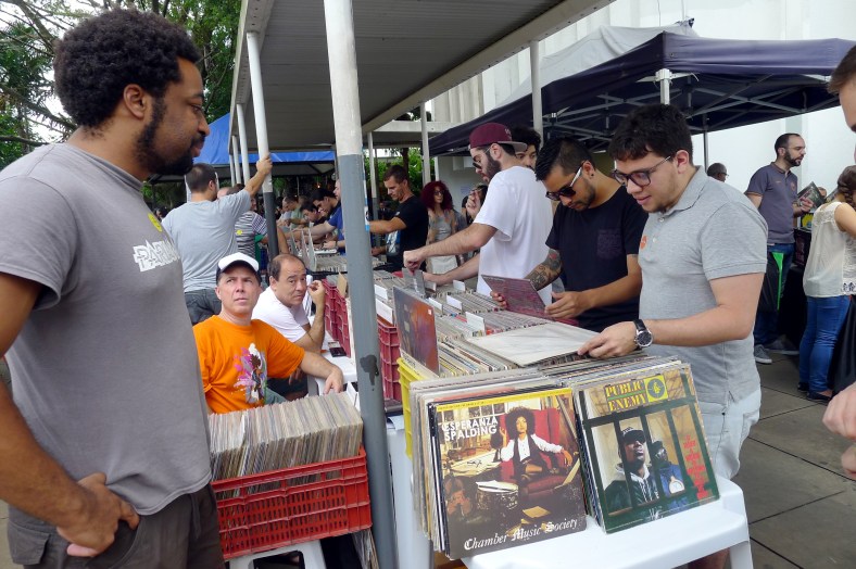 muitos traficantes no Museu da Imagem e do Som em Sampa