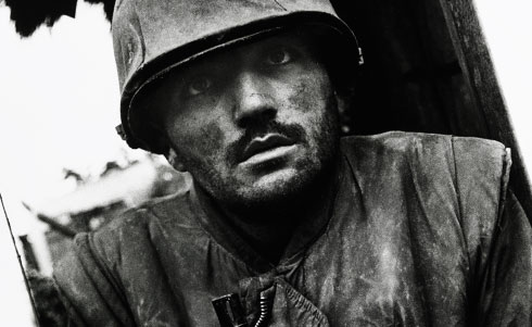 A visão do soldado em choque, uma das premiadas imagens de Mc Cullin